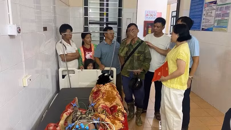 Lãnh đạo UBND xã Mường Nhé thăm hỏi, động viên gia đình nạn nhân. Ảnh: UBND xã Mường Nhé.
