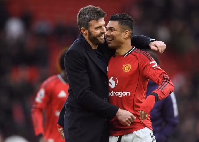 Carrick chung vui cùng Casemiro sau trận Man Utd thắng Aston Villa 3-1 ở vòng 30 Ngoại hạng Anh, trên sân Old Trafford, Manchester, Anh ngày 15/3/2026. Ảnh: Reuters