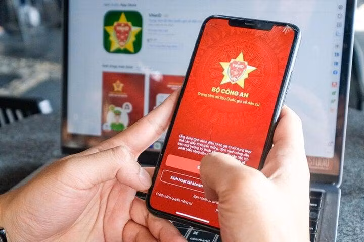 Công dân Việt Nam có thể bấm biển số xe trên VNeID từ ngày 1/8 khi thực hiện đăng ký xe lần đầu bằng dịch vụ công trực tuyến đối với xe sản xuất, lắp ráp trong nước.