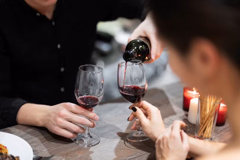 Khi việc uống rượu bia lặp đi lặp lại nhiều lần mỗi tuần, nguy cơ lệ thuộc và tổn thương sức khỏe tăng lên theo thời gian. Ảnh: Freepik.