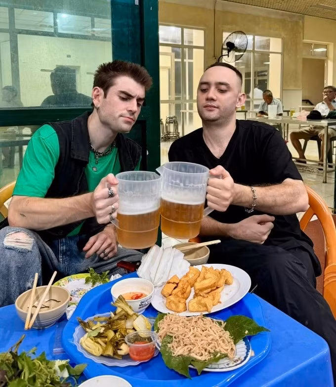 Maximilian Rolf (trái), người Đức nghiện ăn các món nhậu vỉa hè, bánh rán ở Hà Nội. Ảnh: Nhân vật cung cấp