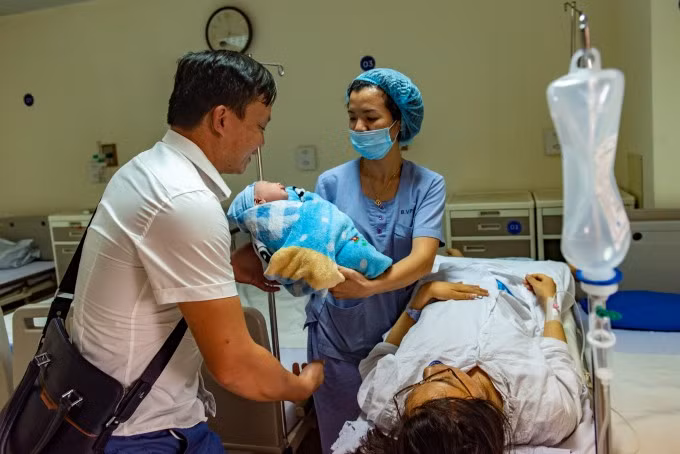 Một phụ nữ sinh con ở Bệnh viện Phụ sản Trung ương. Ảnh: Thanh Huế
