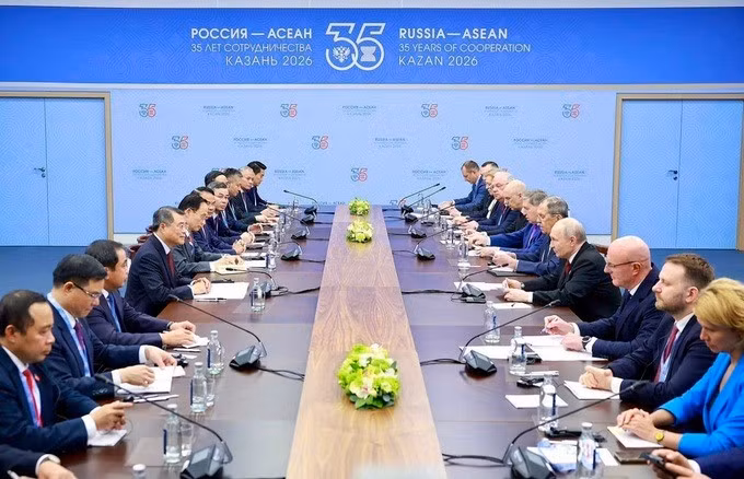 Thủ tướng Lê Minh Hưng hội kiến Tổng thống Nga Vladimir Putin ngày 18/6. Ảnh: TTXVN