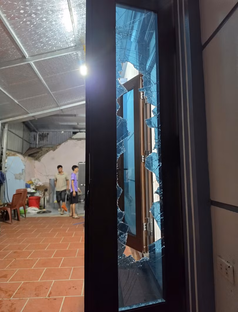 Hung thủ chốt cửa bên trong khi gây án, người dân phải đập cửa để vào nhà đưa các nạn nhân ra ngoài.