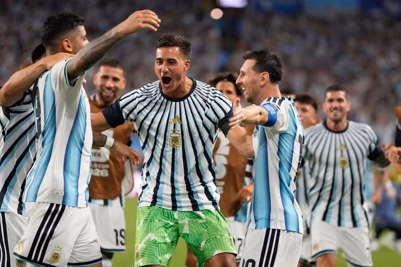 Lionel Messi (phải) cùng Cristian Romero và đồng đội mừng sau pha phản lưới của Diney Borges trong trận Argentina thắng Cape Verde 3-2 ở vòng 1/16 World Cup 2026 trên sân Hard Rock, Miami Gardens, bang Florida, Mỹ ngày 3/7/2026. Ảnh: AP