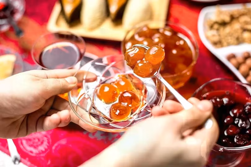 Mứt, kẹo Tết tưởng “vui miệng” nhưng có thể làm gan, thận và cân nặng lao đao nếu không kiểm soát lượng đường hợp lý. Ảnh: Freepik.