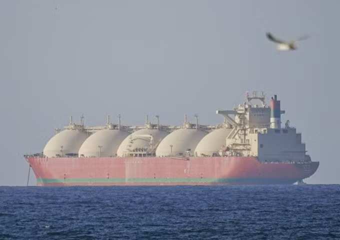 Một tàu di chuyển qua eo biển Hormuz nhìn từ phía Oman ngày 8/4. Ảnh: AFP