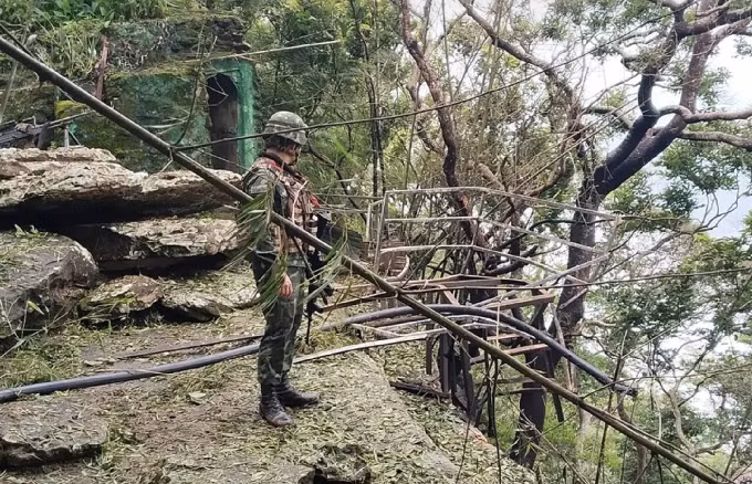 Lính Thái Lan phá dỡ cầu thang thép dẫn lên đồi Phu Makua. Ảnh: Quân đội Thái Lan