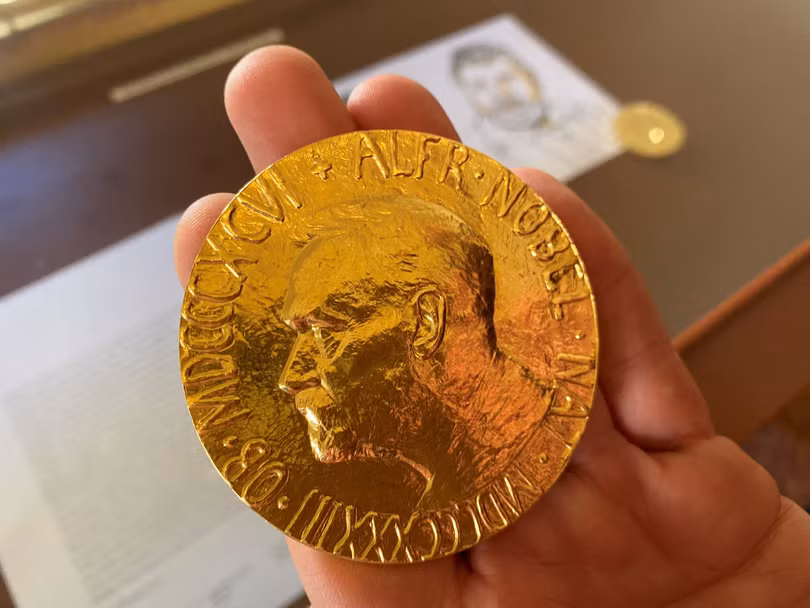 Giải Nobel về nguyên tắc không thể được chuyển giao cho người khác. Ảnh: Reuters.