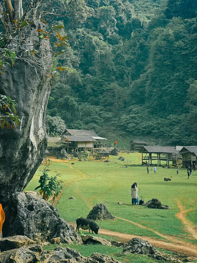 Nét độc đáo của Hang Táu đã khiến rất nhiều bạn trẻ không ngại đường xa để đến đây. Ảnh: Hoàng Ba Đình.