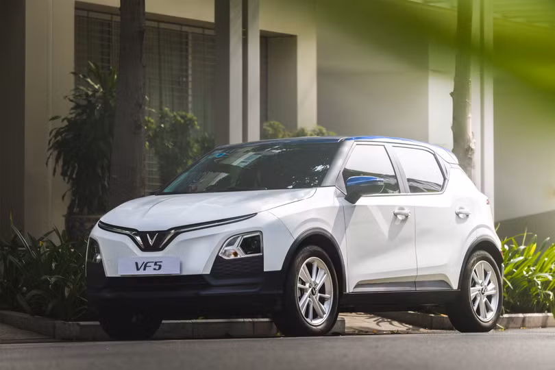 Trong tháng 4, VinFast VF 5 trở thành mẫu xe bán chạy nhất Việt Nam nhờ doanh số 3.731 xe. Mẫu SUV chạy điện cỡ A dần trở thành cái tên quen thuộc trong danh sách xe bán chạy hàng tháng, đã tích lũy được doanh số 14.520 xe sau 4 tháng. VF 5 hiện có giá 529 triệu đồng. Ảnh: VinFast.