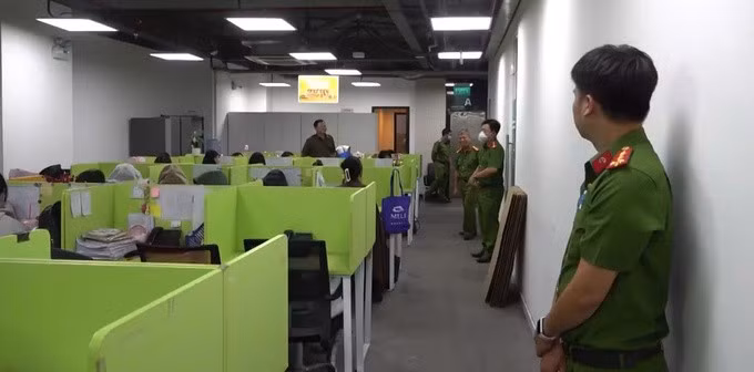 Cảnh sát đột kích một công ty trong vụ án. Ảnh: Công an TP HCM