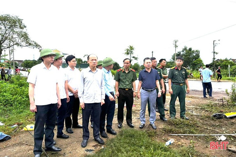 bqbht_br_dong-chi-thieu-tuong-nguyen-xuan-thao-giam-doc-dong-chi-dai-ta-pham-thanh-phuong-pho-giam-doc-thu-truong-co-quan-csdt-cong-an-tinh-chi-dao-truc-tiep-tai-hien-truong-vu-tai-nan.jpg