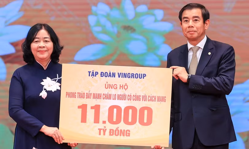 Chủ tịch Ủy ban Trung ương MTTQ Việt Nam Bùi Thị Minh Hoài tiếp nhận ủng hộ của Tập đoàn Vingroup. (Ảnh: VGP)