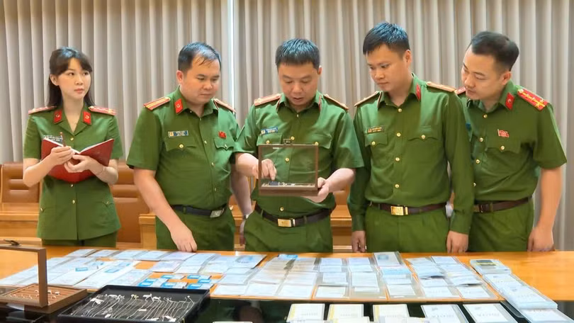 Ban chuyên án kiểm tra tang vật liên quan.