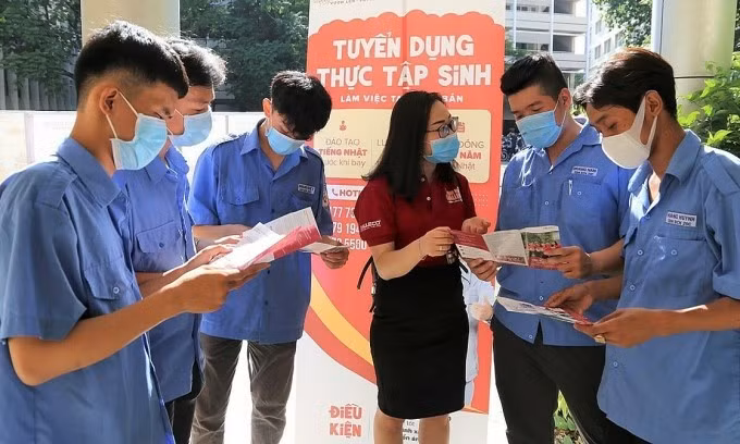 Doanh nghiệp xuất khẩu lao động về trường nghề kiếm nguồn trong ngày hội việc làm. Ảnh: An Phương