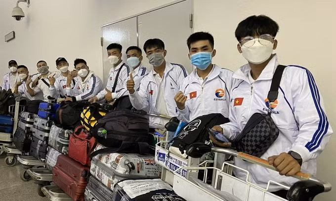 Lao động của Công ty Estrala làm thủ tục ở sân bay để sang Nhật. Ảnh: An Phương