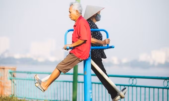 Hai cụ già tập thể dục ở Hồ Tây, Hà Nội. Ảnh: Đình Tùng