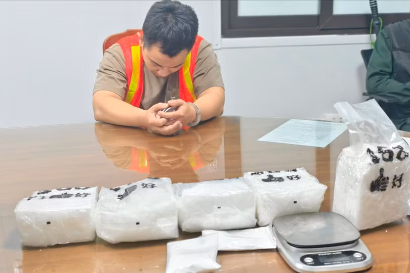 Một đối tượng trong vụ án và dụng cụ, tang vật liên quan. Ảnh: Công an thành phố Hà Nội