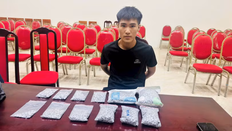 Đối tượng cùng tang vật. Ảnh: Công an thành phố Hà Nội