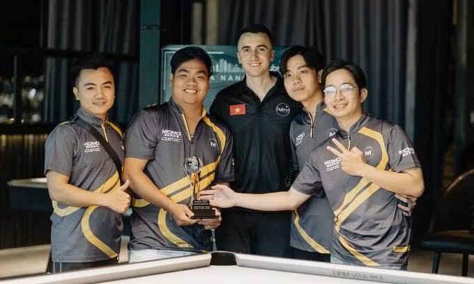 Đương kim vô địch pool 9 bi thế giới, Fedor Gorst (giữa) trong một giải đấu giao lưu ở Đà Nẵng ngày 25/6/2024. Ảnh: FBNV