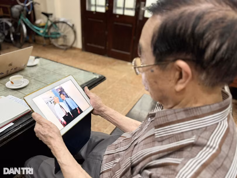 TS Bùi Ngọc Thanh trầm ngâm ngắm lại những bức ảnh chụp cùng người lãnh đạo mẫu mực (Ảnh: Hồng Anh).