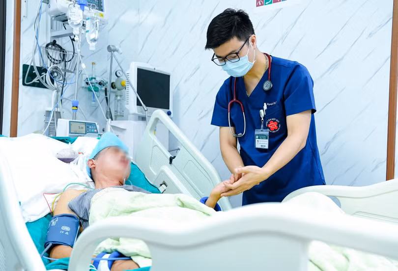 BSCKII Nguyễn Tiến Dũng - Phó Giám đốc Trung tâm Đột quỵ thăm khám cho người bệnh. Ảnh: BVCC.