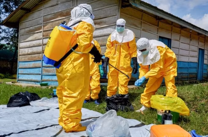 Các nhân viên Chữ thập đỏ khử khuẩn sau khi xử lý thi thể một người tử vong do Ebola tại trung tâm y tế thuộc thành phố Bunia, tỉnh Ituri, Congo, ngày 21/5. Ảnh: Reuters