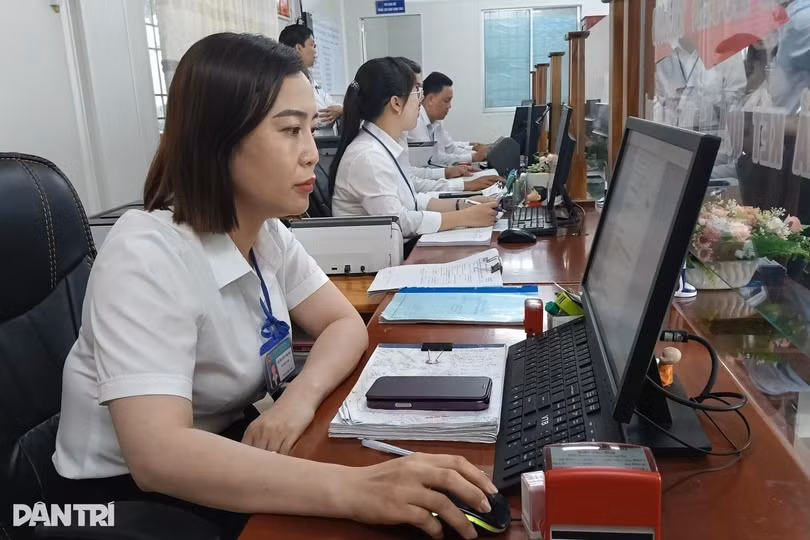 can-bo-trung-tam-hanh-chinh-conghuynh-haijpg-1762445071078-1778506482680.jpg
