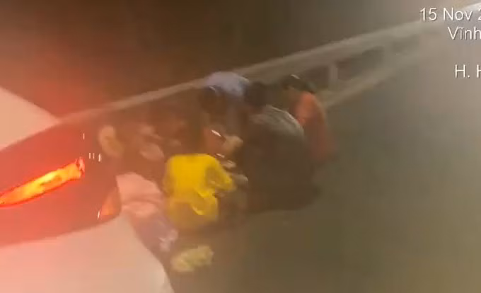 7 người ngồi dưới đường ăn tối ngay phía sau ôtô trên làn khẩn cấp cao tốc Vĩnh Hảo - Phan Thiết tối 15/11. Ảnh: Cảnh sát cung cấp