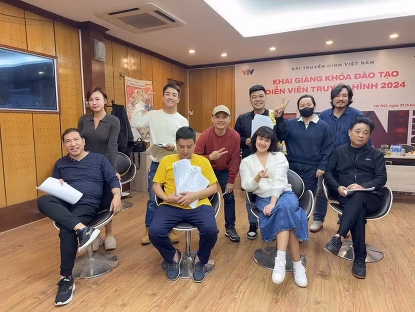 Các nghệ sĩ ở hậu trường tập "Táo quân 2025" (Ảnh: VTV).