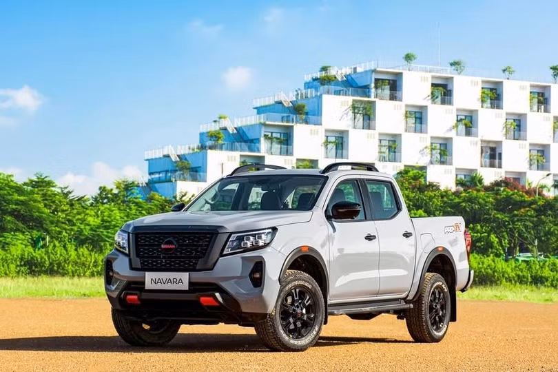 Toyota Hilux (trên) và Nissan Navara (dưới) đều được giới thiệu phiên bản mới. Ảnh: TMV, Nissan.