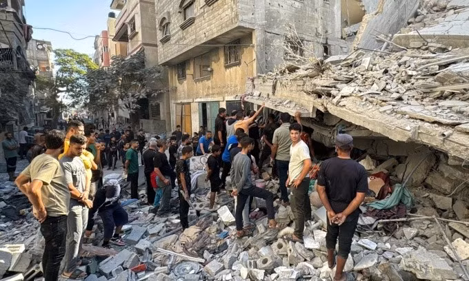 Tòa nhà đổ sập ở Beit Lahia, phía bắc Dải Gaza, sau đòn không kích đêm 19/10 của Israel. Ảnh: AFP