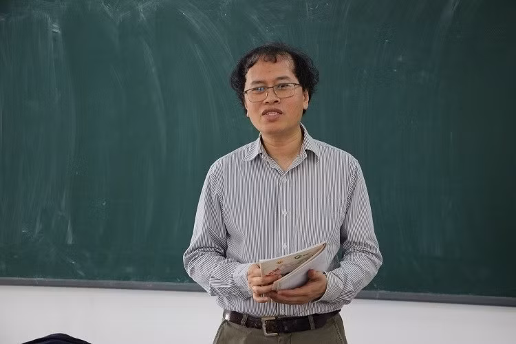 3. Đàm Thanh Sơn: Đến năm 1984, GS Đàm Thanh Sơn - khi đó mới 15 tuổi - nối gót đàn anh để đạt 42/42 điểm trong kỳ thi IMO. Sinh ra trong gia đình trí thức, cha là GS Đàm Trung Bảo, mẹ là PGS. TS Nguyễn Thị Hảo, GS Đàm Thanh Sơn nổi tiếng từng nhỏ vì học giỏi vượt trội và có năng khiếu ở môn Toán. Sau khi thi IMO, cậu bé Đàm Thanh Sơn năm 1985 đến Nga học tại khoa Vật lý của Tổng hợp Lomonosov. Tiếp đó, ông nhận bằng tiến sĩ và được bổ nhiệm làm giáo sư đại học tại Mỹ, tiếp đó trở thành chủ nhiệm khoa Vật lý của Đại học Washington. Ảnh: Đại học Phenikaa.