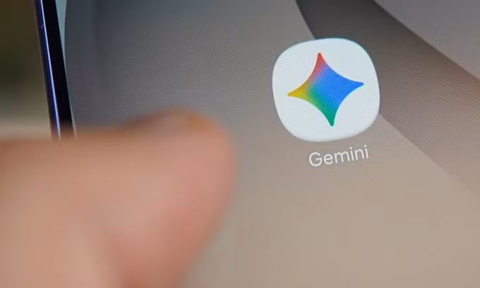 Logo ứng dụng AI Google Gemini trên điện thoại. Ảnh: Lưu Quý