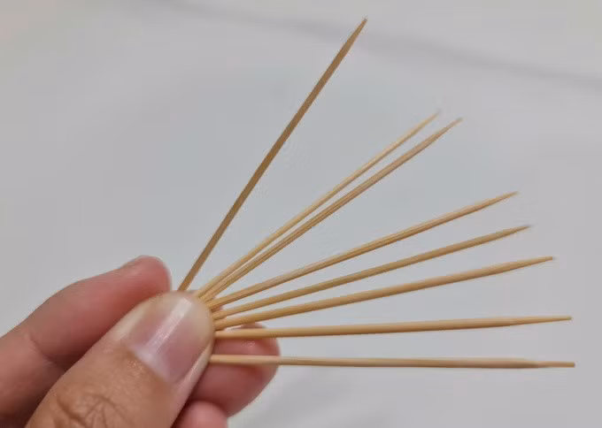 Thói quen dùng tăm xỉa răng có thể gây nhiều tổn hại đến răng miệng. Ảnh: Lê Phương
