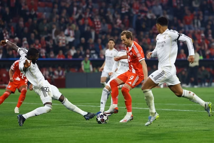 Antonio Rudiger phạm lỗi với Harry Kane khi tiền đạo này vượt qua hàng thủ Real Madrid ở phút 74, trong tình huống hoàn toàn có thể dẫn đến thẻ vàng thứ hai. Tuy nhiên, trọng tài Slavko Vincic không thổi phạt và cũng không rút thẻ, khiến Bayern phản ứng dữ dội.