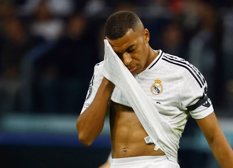 Real Madrid cầm bóng nhiều hơn (56%), dứt điểm nhiều hơn (21 so với 14) nhưng vẫn phải nhận thất bại cay đắng trên sân nhà Santiago Bernabeu. Đoàn quân của HLV Carlo Ancelotti để thủng lưới đến 9 lần chỉ trong 3 trận gần nhất, trong khi hàng công cũng gặp vấn đề trong khâu chuyển hóa cơ hội. Trận thua thảm khiến "Los Blancos" tụt xuống vị trí thứ 17 trên bảng xếp hạng League Phase với 6 điểm sau 4 trận đã đấu.