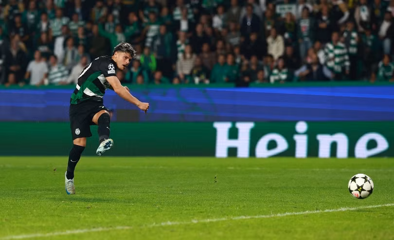 Kịch bản khó tin xảy ra ở đầu hiệp hai, khi Sporting Lisbon ghi liền 2 bàn để dẫn ngược Man City 3-1. Phút 46, Pedro Goncalves chọc khe tốt để Araujo thoát xuống, sút tung lưới Ederson. 3 phút sau, Gyokeres thực hiện thành công cú sút 11 m, giúp chủ nhà tạo ra cách biệt 2 bàn trước "The Cityzens".