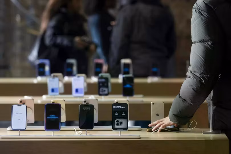 Các mẫu iPhone 16 được trưng bày tại cửa hàng Apple. Ảnh: Bloomberg.