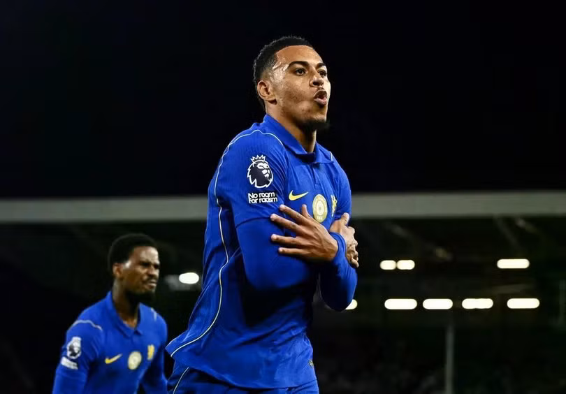 Morgan Rogers là một trong những thương vụ đắt giá nhất mùa hè năm nay khi Chelsea chấp nhận chi khoảng 135 triệu euro để đưa tiền vệ người Anh về Stamford Bridge. Mức phí này đưa Rogers vào nhóm những cầu thủ có giá trị chuyển nhượng cao nhất kỳ chuyển nhượng hè 2026.