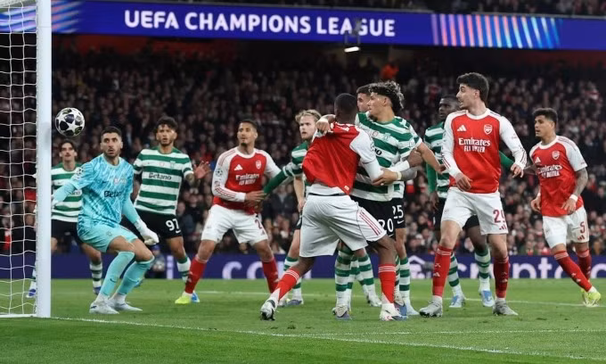 Arsenal (áo đỏ) trong tình huống phạt góc ở trận hòa Sporting tại lượt về tứ kết Champions League trên sân Emirates, thành phố London, Vương quốc Anh tối 15/4/2026. Ảnh: Reuters