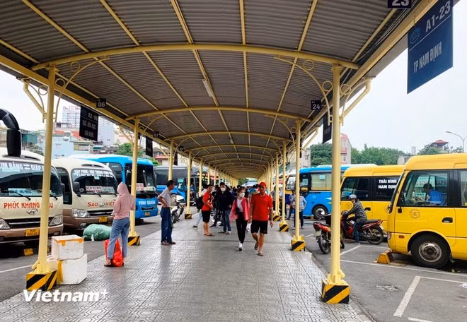 Chi phí nhiên liệu chiếm khoảng 30-40% giá thành, giá xăng dầu tăng khiến các doanh nghiệp vận tải điều chỉnh tăng giá cước vận chuyển. (Ảnh: Việt Hùng/Vietnam+)