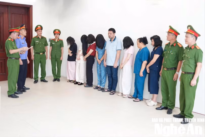 Cơ quan CSĐT Công an tỉnh Nghệ An đọc lệnh khởi tố vụ án, khởi tố 10 bị can về tội “Lừa dối khách hàng”. Ảnh: Phạm Thuỷ