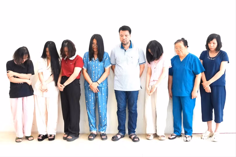 Nhóm đối tượng tại Cơ quan Công an. Ảnh: Phạm Thuỷ