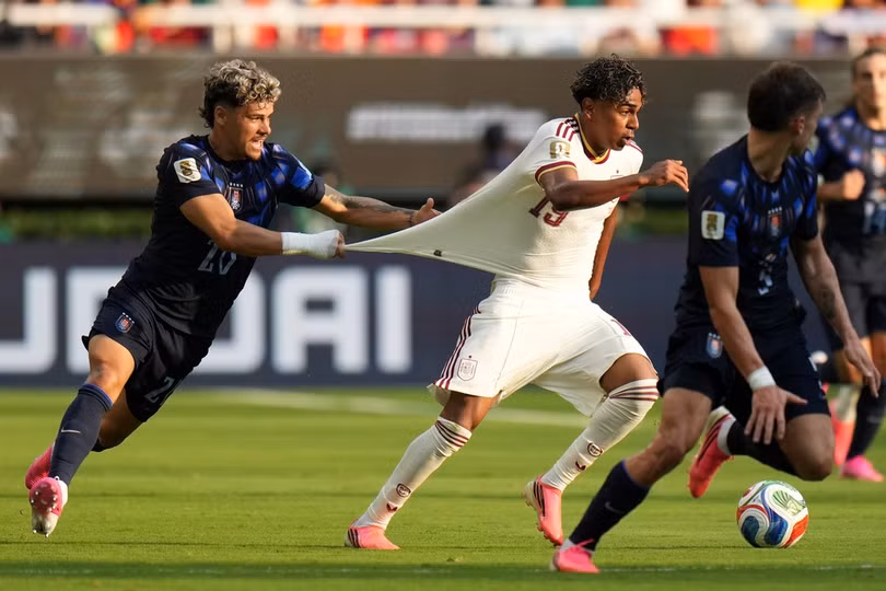 Maxi Araujo kéo áo Lamine Yamal trong trận Uruguay gặp Tây Ban Nha ở lượt cuối bảng H World Cup 2026 trên sân Guadalajara, Mexico ngày 26/6. Ảnh: AP