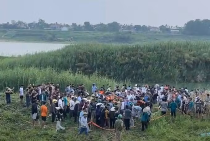 Hiện trường vụ đuối nước ở Sông Lô, Phú Thọ. Ảnh: Ánh Dương