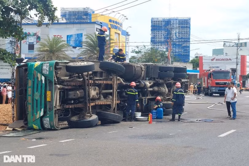 Xe tải chở dăm gỗ lật nghiêng đè 3 người đi đường tử vong ở Bình Định (Ảnh: Doãn Công).