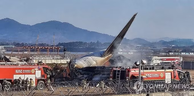 Phi cơ của Jeju Air cháy rụi sau tai nạn ở Muan, Hàn Quốc, ngày 29/12. Ảnh: Yonhap