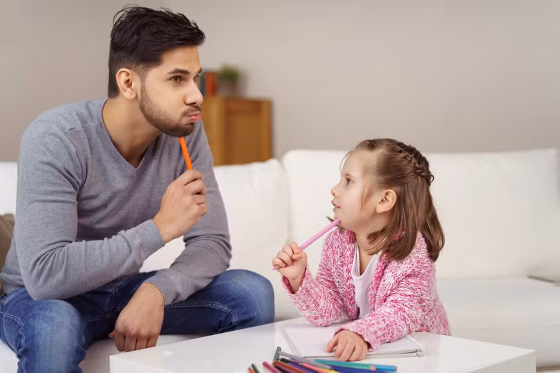 Tò mò, thích đặt câu hỏi: Trẻ em thường hỏi những câu kỳ lạ và đôi khi khiến cha mẹ khó chịu, tức giận. Tuy nhiên, đây lại là biểu hiện của trẻ có chỉ số IQ cao. Tò mò là phản ứng của trẻ khi quan sát, suy nghĩ và tưởng tượng về những điều chưa biết, ham khám phá điều mới lạ. Khi không tìm được câu trả lời vừa ý, chúng sẽ tự tìm đáp án cho riêng mình. Điều này cho thấy trẻ luôn trong trạng thái suy nghĩ, tư duy, não bộ của trẻ hoạt động rất linh hoạt. Ảnh: Shutterstock.